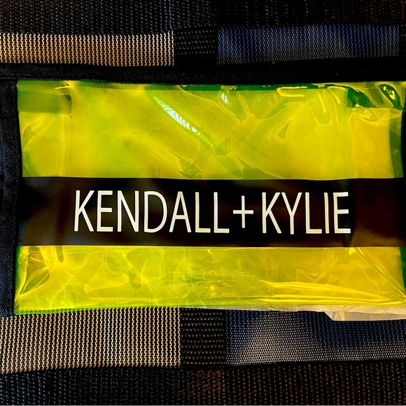 Kendall & Kylie Handbags - NEW🌈 Kendall &  Kylie Kardashian
Travel-Make up bag🌹